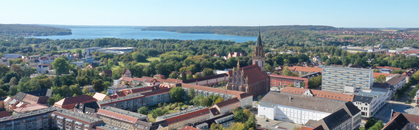 Neubrandenburg - Panoramablick vom Stadtzentrum auf den Tollensesee