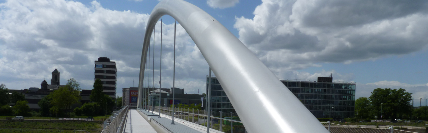 Die Hafenbrücke von Neuss mit Blick auf die Stadt