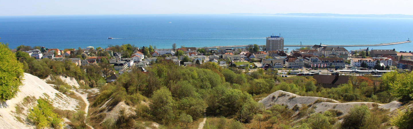 Panoramaaufnahme von Sassniz mit der Ostsee im Hintergrund