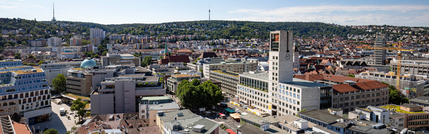 Panoramaaufnahme von Stuttgart mit Blick von der Stiftskirche auf das Rathaus und den Markplatz