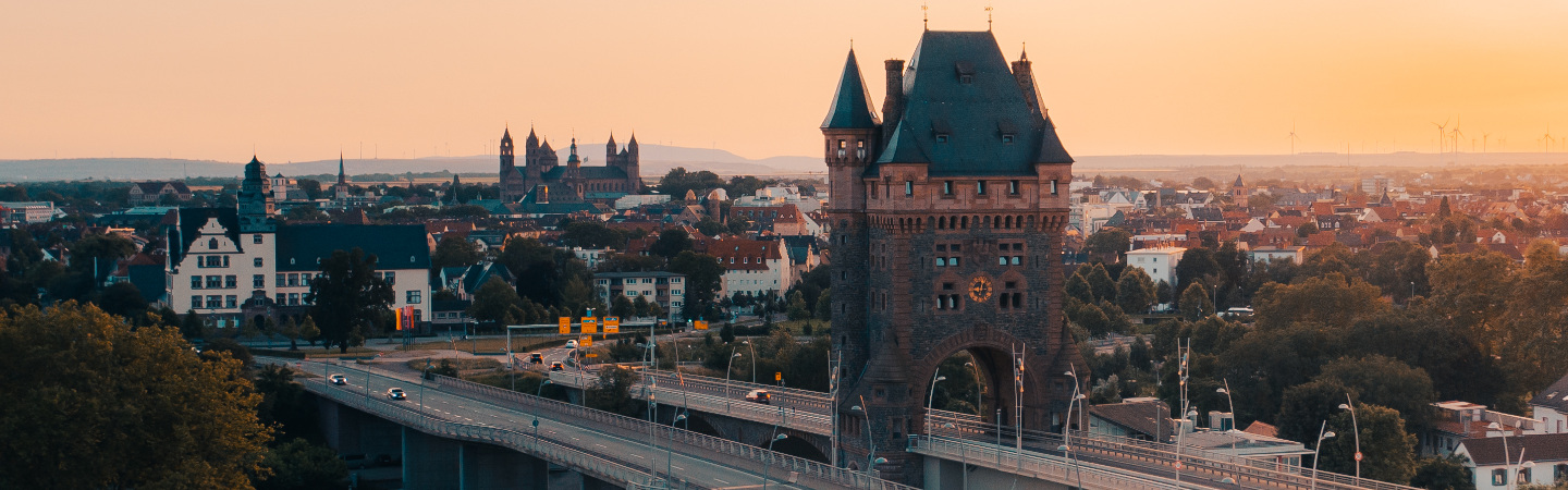 Nibelungenbrücke mit der Stadt Worms im Hintergrund.