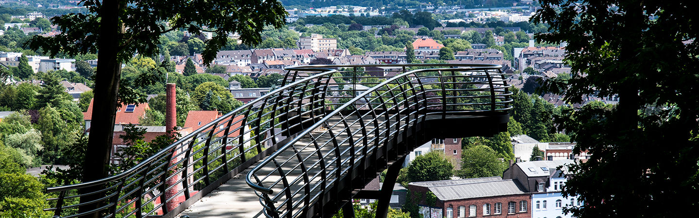 Skywal im Nordpark mit Blick über den Osten von Wuppertal